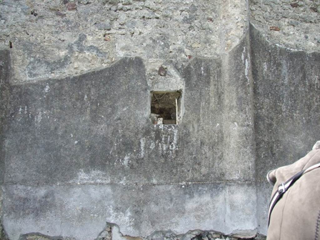 VI.16.27 Pompeii.  March 2009. West wall of Peristyle garden, with small window from Corridor.