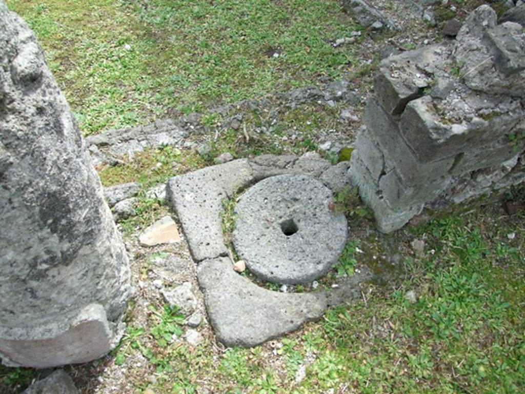 VI.16.27 Pompeii.  March 2009.  Cistern shaft in north wall of peristyle garden.