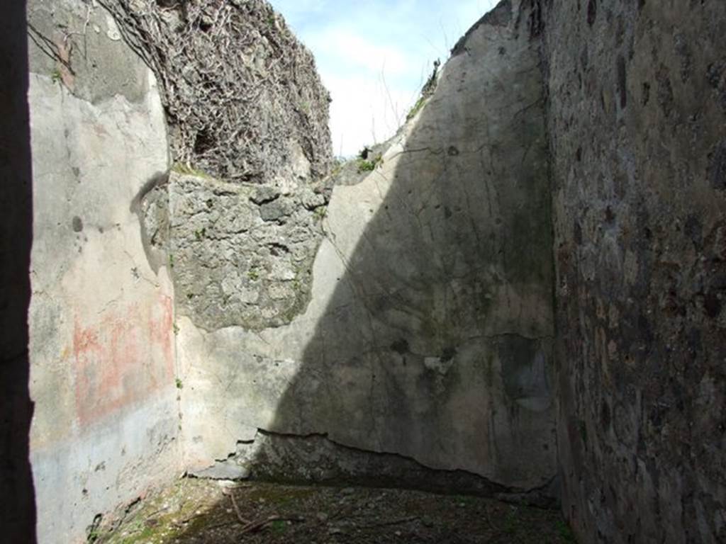 VI.16.28 Pompeii. March 2009. Room H, looking east. According to NdS, room G communicated with another small room H. Room H had a floor of opus signinum and walls with painted decorations, best preserved on the north wall.
