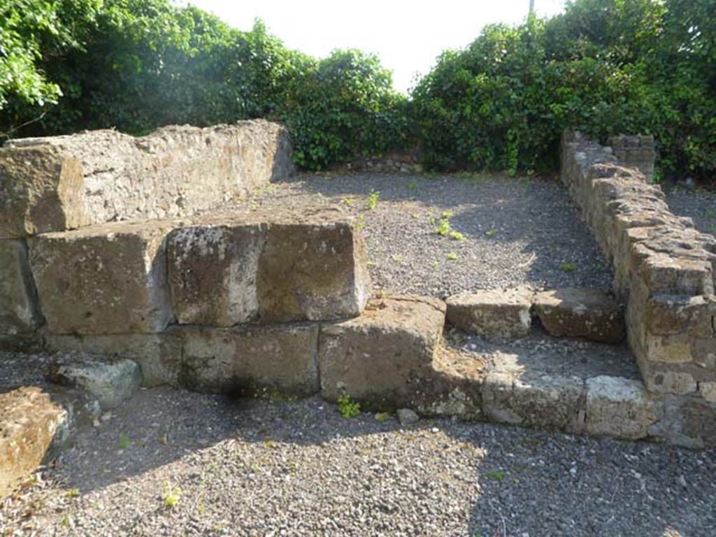 VI.17.4 Pompeii. May 2011. Looking west into southern room on west side at rear of bar.