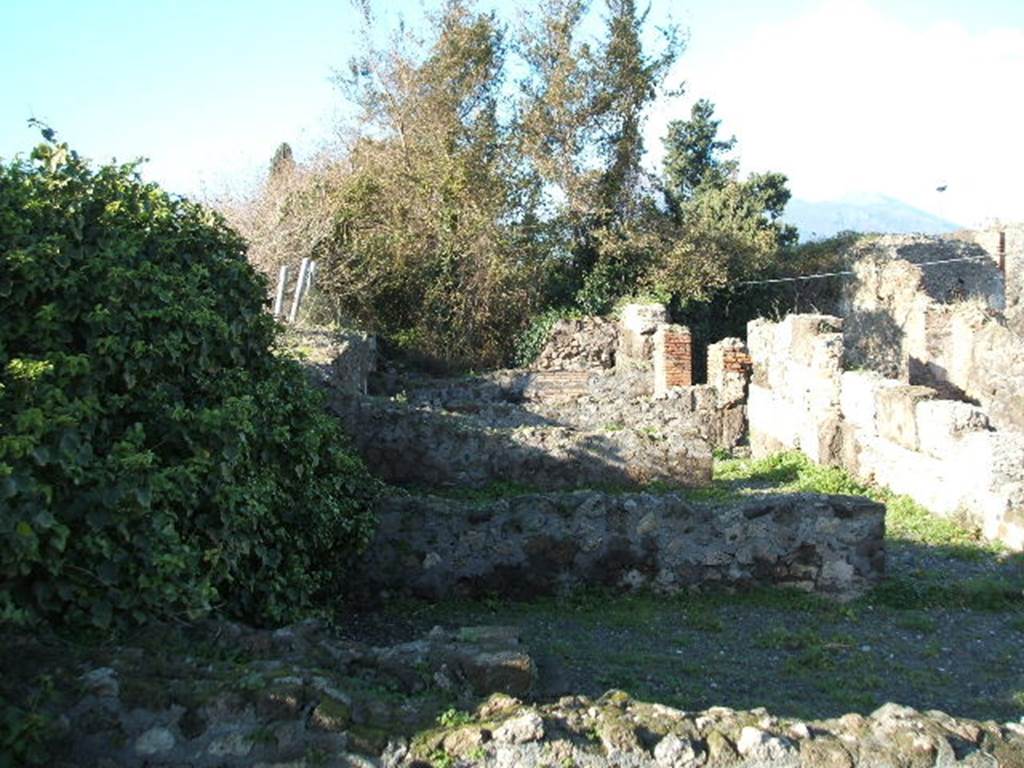 VI.17.4 Pompeii. December 2004. Looking north from rear, across second and third rooms on west side, and corridor leading to VI.17.1.
