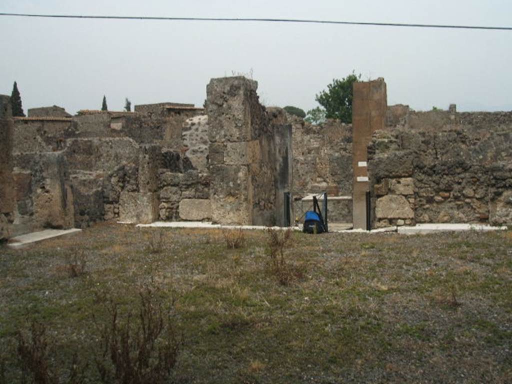 VI.17.17 Pompeii. May 2005. Looking east across atrium, towards entrance doorway.
