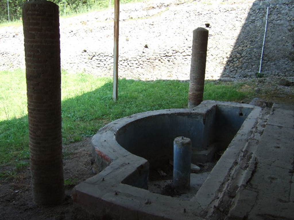 VI.17.42 Pompeii. May 2006. Pool in garden below summer triclinium. The pool had a fountain jet in the centre and twenty eight jets around the perimeter.