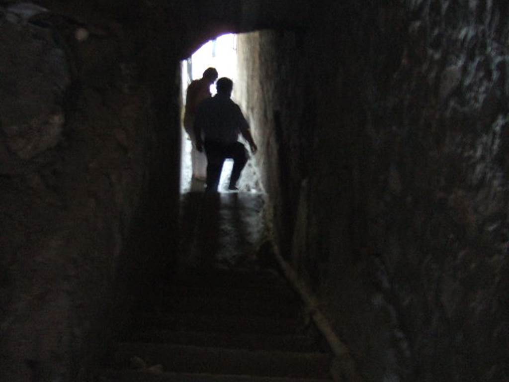 VI.17.42 Pompeii. May 2006. Stairs 30 down to garden.