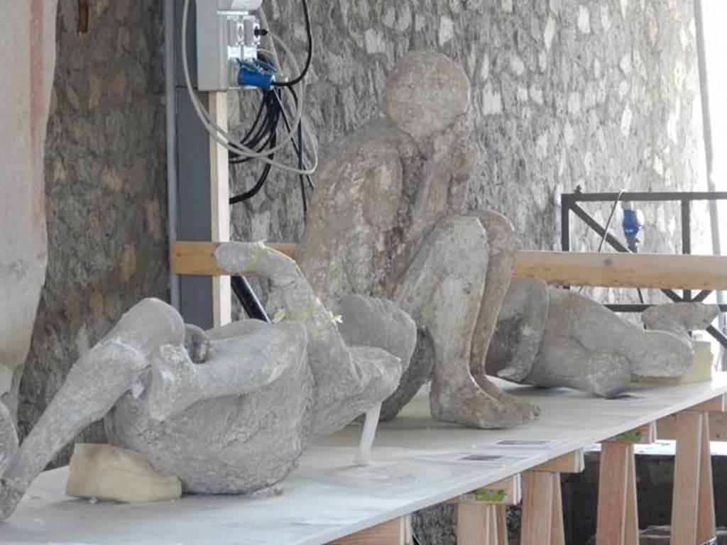 VI.17.42 Pompeii. May 2015. South side of atrium with shelf of body-casts, including the man found in the Palestra, II.7.1 Photo courtesy of Buzz Ferebee. 
