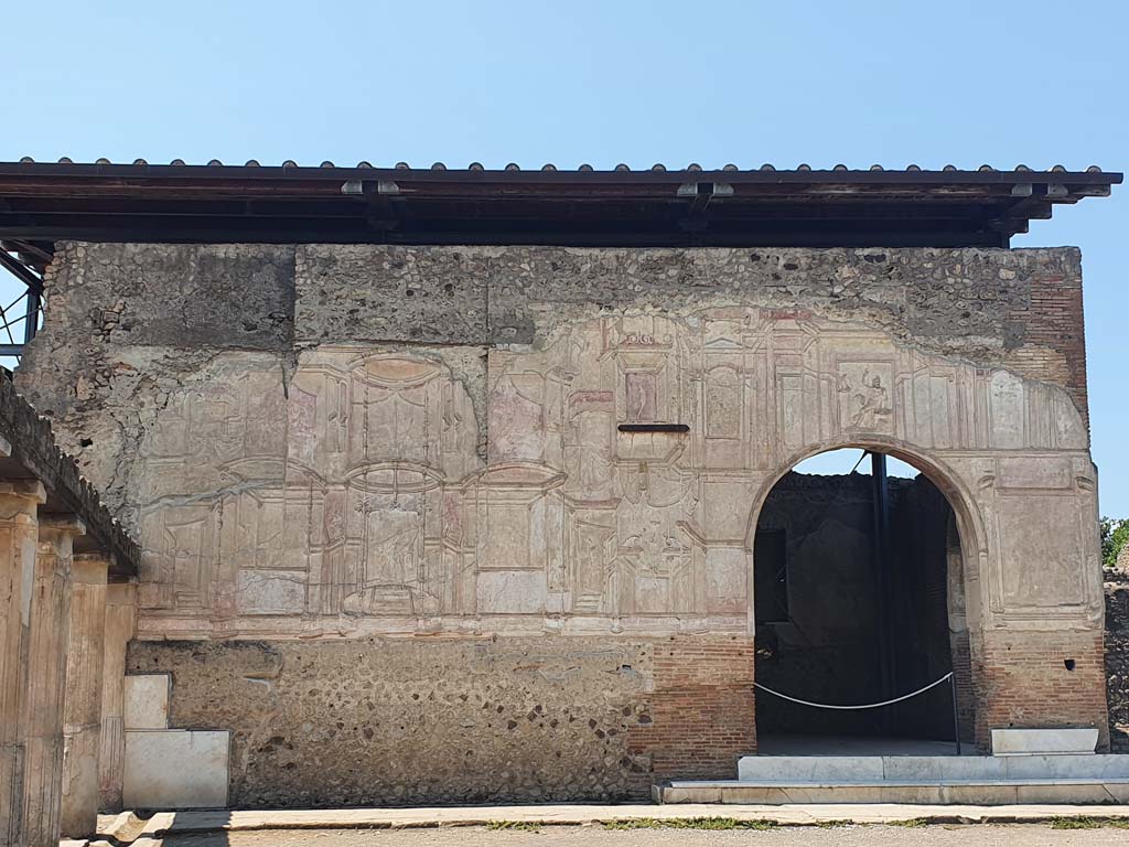 VII.1.8 Pompeii. July 2021. 
Looking west to stucco exterior walls of destrictarium E and nymphaeum F, in south-west corner of gymnasium C.  
Foto Annette Haug, ERC Grant 681269 DÉCOR

