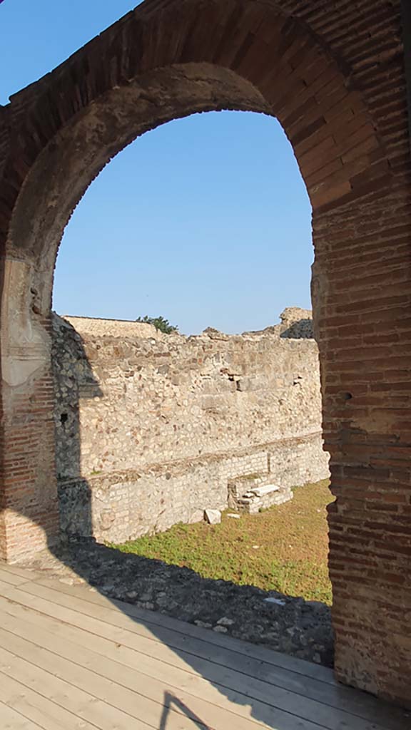 VII.1.8 Pompeii. July 2021. 
Nymphaeum F, looking through arch in north wall towards swimming pool D
Foto Annette Haug, ERC Grant 681269 DÉCOR

