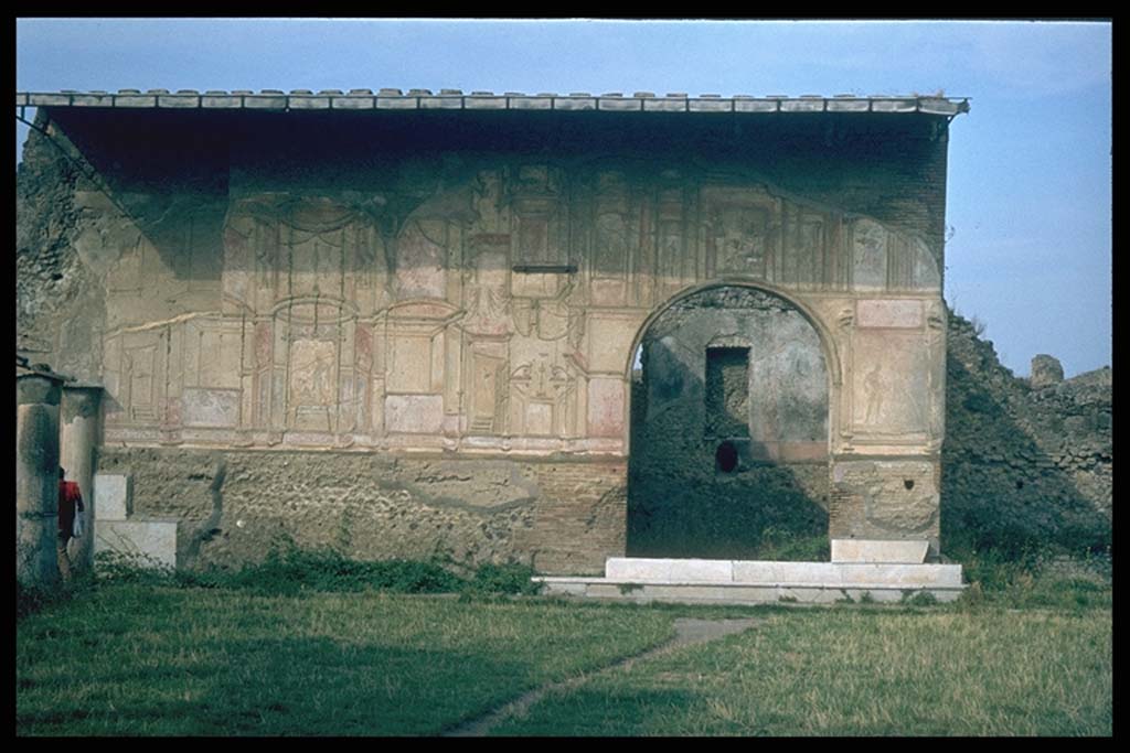 VII.1.8 Pompeii. South-west corner of gymnasium C. Stucco exterior walls of destrictarium E and nymphaeum F.
Photographed 1970-79 by Günther Einhorn, picture courtesy of his son Ralf Einhorn.
