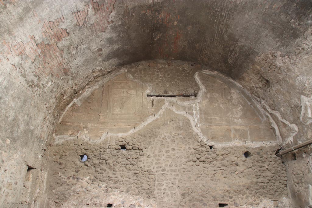 VII.1.8 Pompeii. October 2022. Looking towards upper east wall of men’s tepidarium 3. Photo courtesy of Klaus Heese.