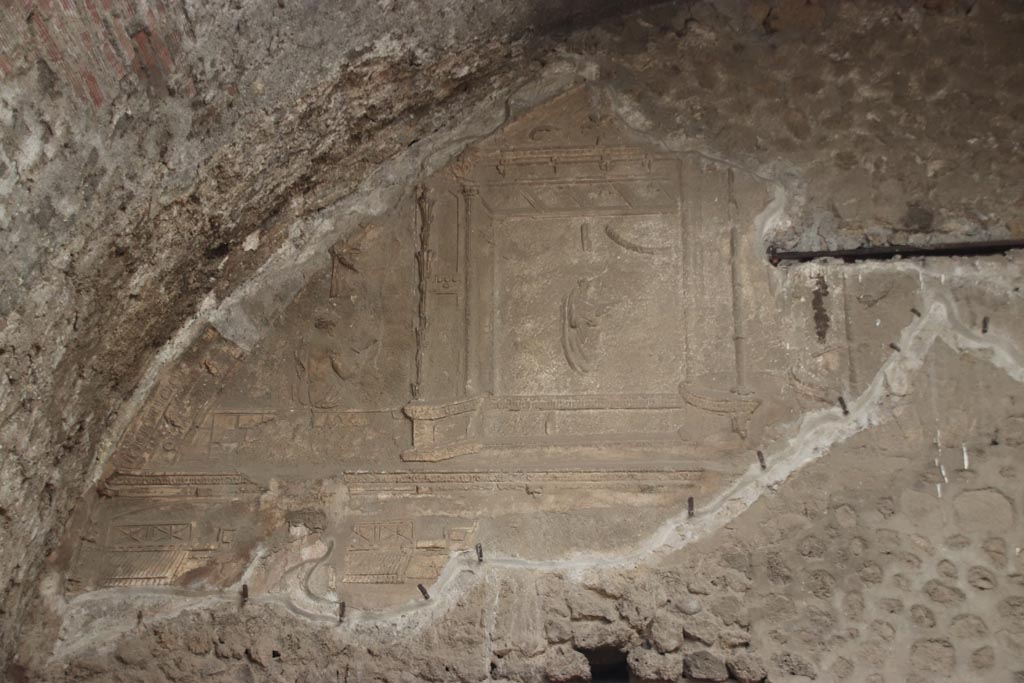 VII.1.8 Pompeii. October 2023. North end (left side) of upper east wall of men’s tepidarium 3. Photo courtesy of Klaus Heese.