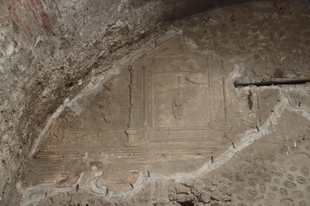 VII.1.8 Pompeii. October 2022. North end (left side) of upper east wall of men’s tepidarium 3. Photo courtesy of Klaus Heese.