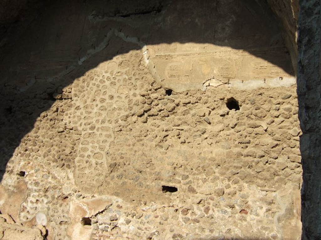 VII.1.8 Pompeii. September 2005. East end wall of men’s tepidarium 3. 