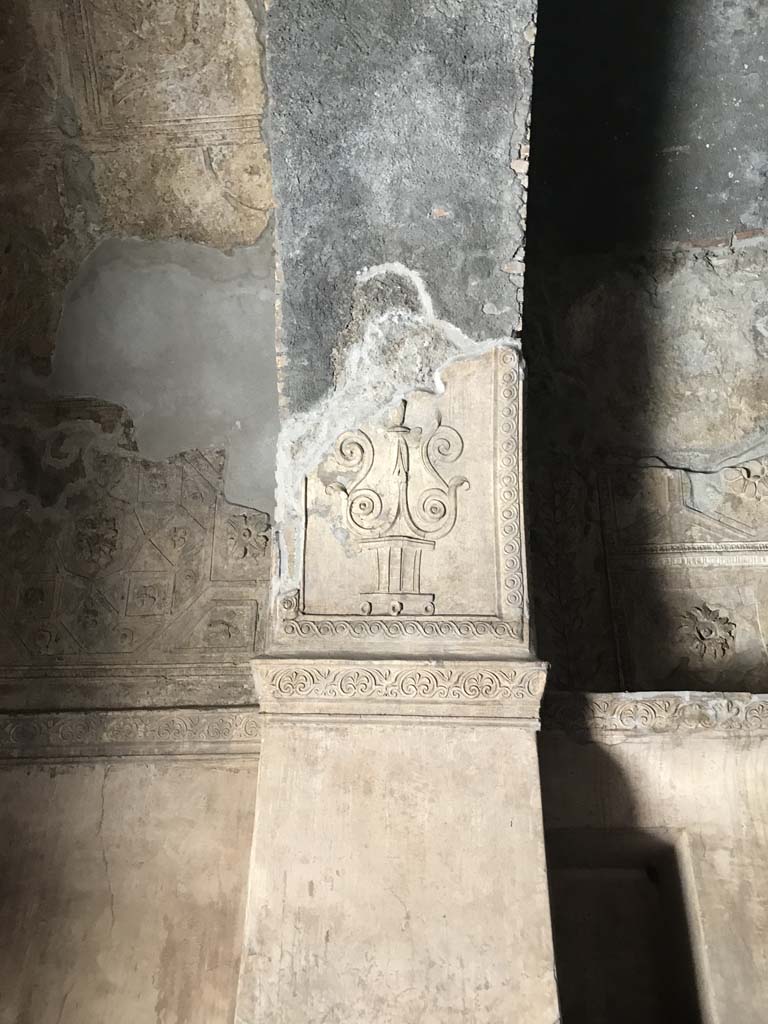 VII.1.8 Pompeii. April 2019. Detail of plasterwork on pilaster in south wall, east end.
Photo courtesy of Rick Bauer.
