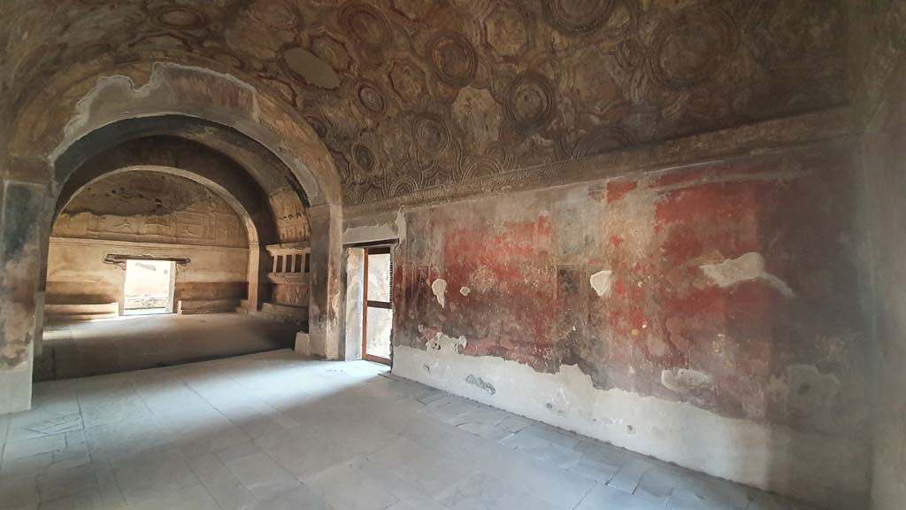 VII.1.8 Pompeii. July 2021. 
Looking east along south wall and ceiling in Vestibule 1.
Foto Annette Haug, ERC Grant 681269 DÉCOR
