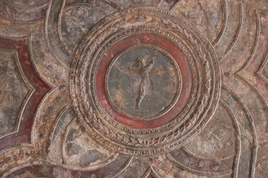 VII.1.8 Pompeii. October 2022. Stuccoed ceiling with cupid in vestibule 1, near the men’s changing room. Photo courtesy of Klaus Heese