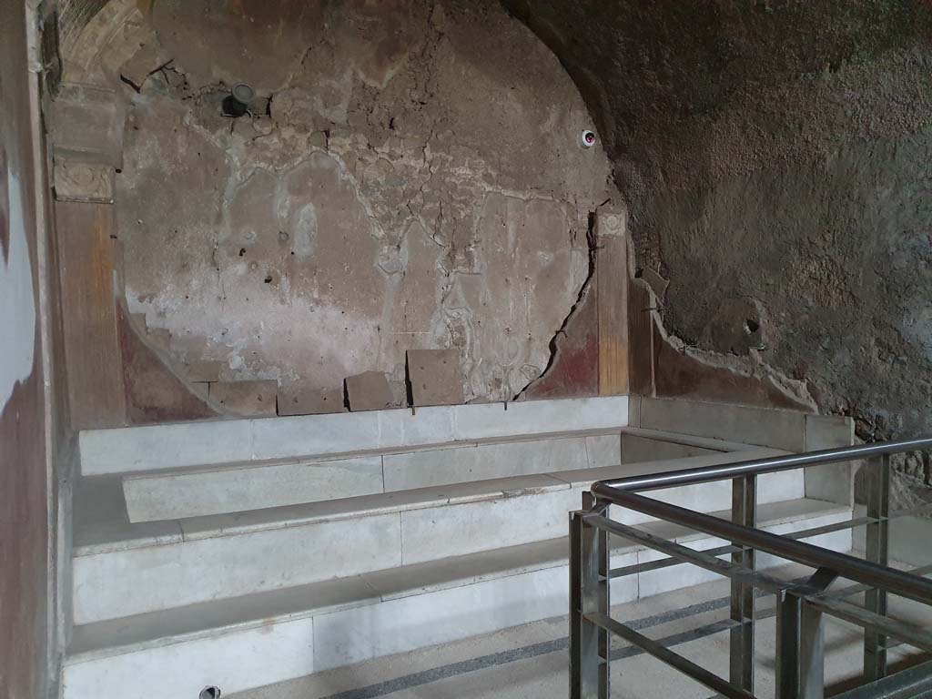 VII.1.8 Pompeii. July 2021. Calidarium 9, marble pool, looking south-east.
Foto Annette Haug, ERC Grant 681269 DCOR
