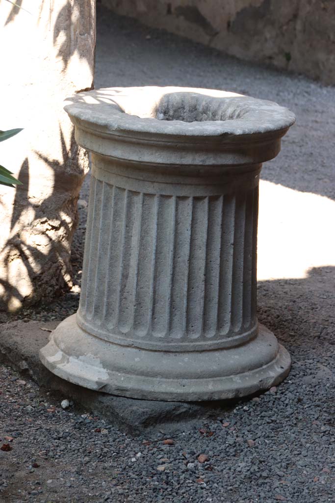 VII.1.25 Pompeii. September 2017. Peristyle 31, puteal. Photo courtesy of Klaus Heese.