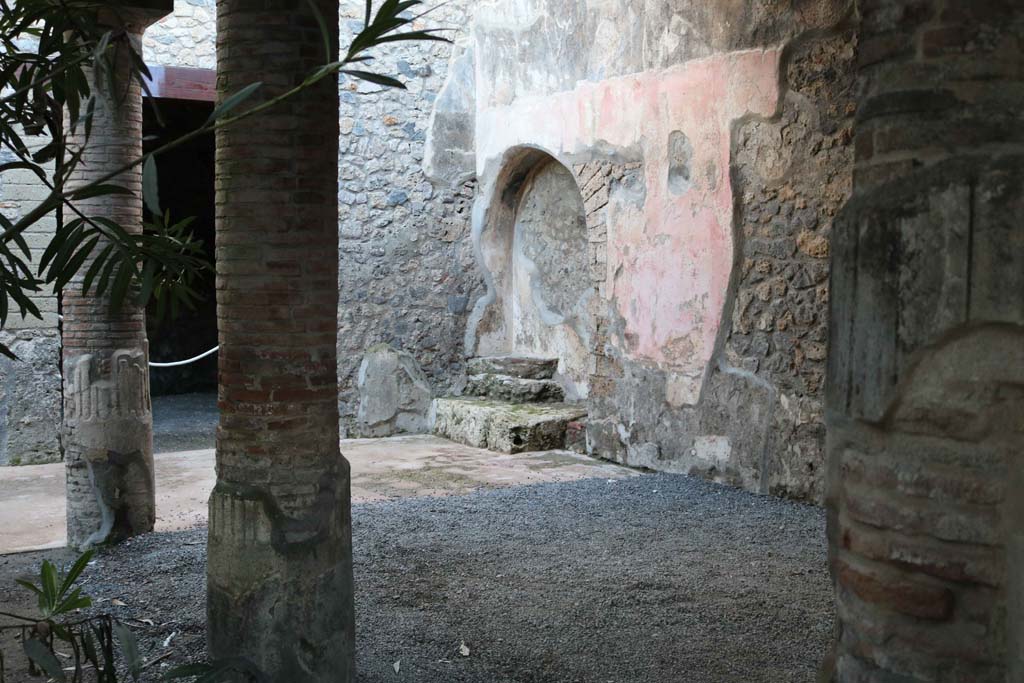 VII.1.25, Pompeii. December 2018. Peristyle 31, looking towards north-west corner. Photo courtesy of Aude Durand.