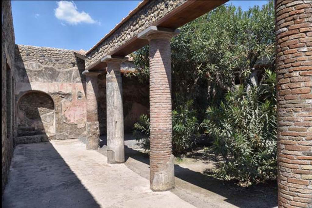 VII.1.25 Pompeii. April 2018. Looking north along west side of peristyle 31, towards large recess/niche in north-west corner. 
Photo courtesy of Ian Lycett-King. 
Use is subject to Creative Commons Attribution-NonCommercial License v.4 International.
