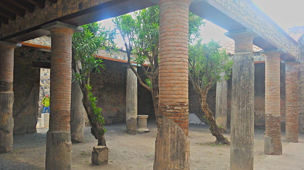 VII.1.25 Pompeii. May 2017. Looking east across peristyle 31, with doorway to atrium, on left. Photo courtesy of Giuseppe Ciaramella.