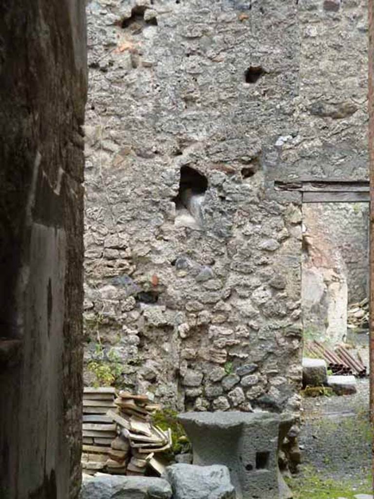 VII.1.46 Pompeii. May 2010. 
Rooms 13 and 14 at end of corridor 15, and room 17 leading east to portico 18 and peristyle 19.
At the end of the corridor was the kitchen 12, with an oven.
In the corner of the kitchen 12, a niche lararium was built into the wall above a basin/tank, room 14.

