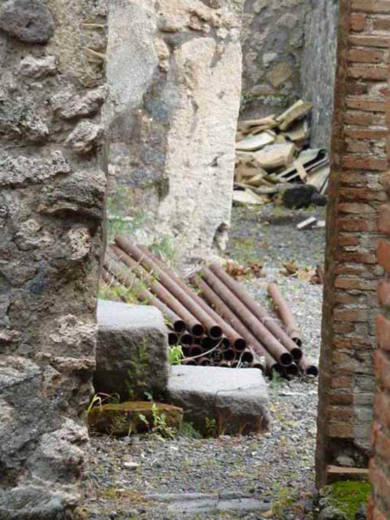 VII.1.46 Pompeii. May 2010. Looking east from room 17 past steps that lead from peristyle 19 up into peristyle 31.