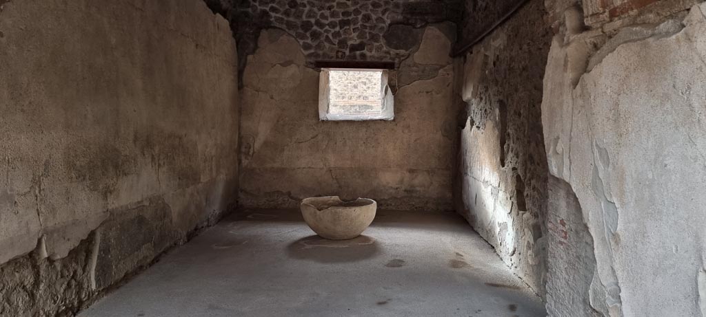 VII.1.47 Pompeii. December 2023.
Room 11 on west side of atrium, looking towards west wall with window onto Vicolo del Lupanare. Photo courtesy of Miriam Colomer.
