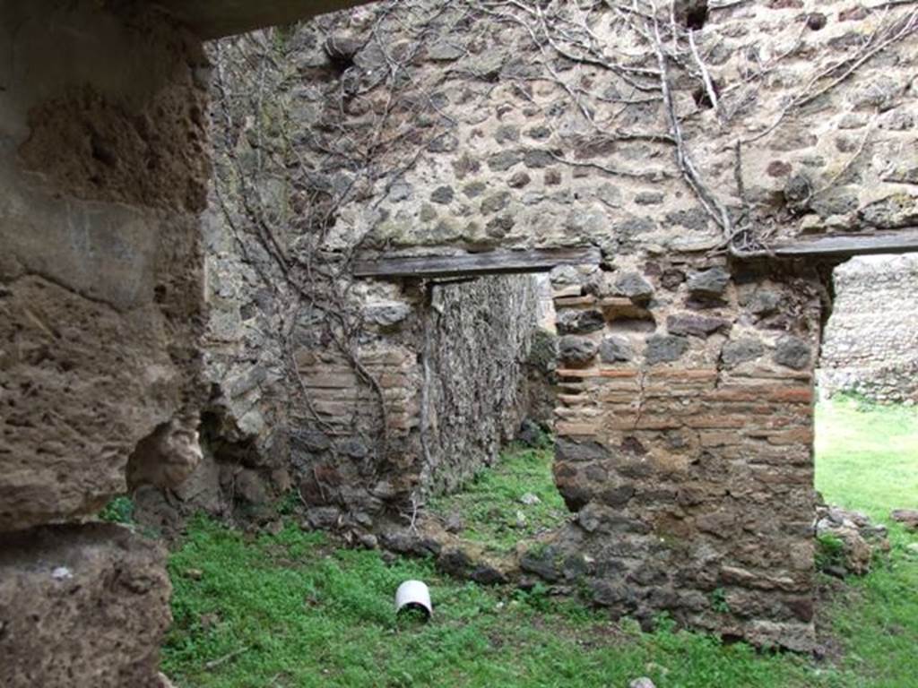 VII.3.4 Pompeii. March 2009.  Looking north from storeroom door, to north wall of garden area.  The window looked into the Triclinium, and the door led back to the front of the dwelling.