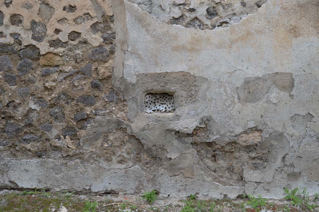 VII.3.26/25 Pompeii. October 2017. Wall between entrances with remaining plaster.
Foto Taylor Lauritsen, ERC Grant 681269 DÉCOR.
