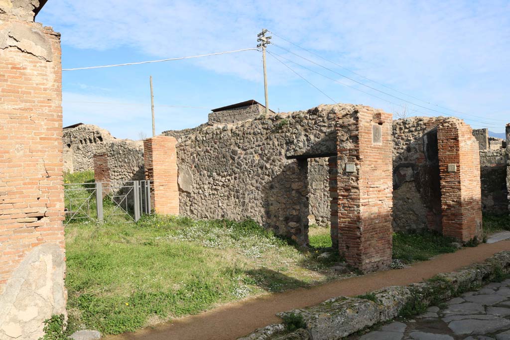 VII.4.26 Pompeii. December 2018. Looking towards shop entrance doorway. Photo courtesy of Aude Durand.