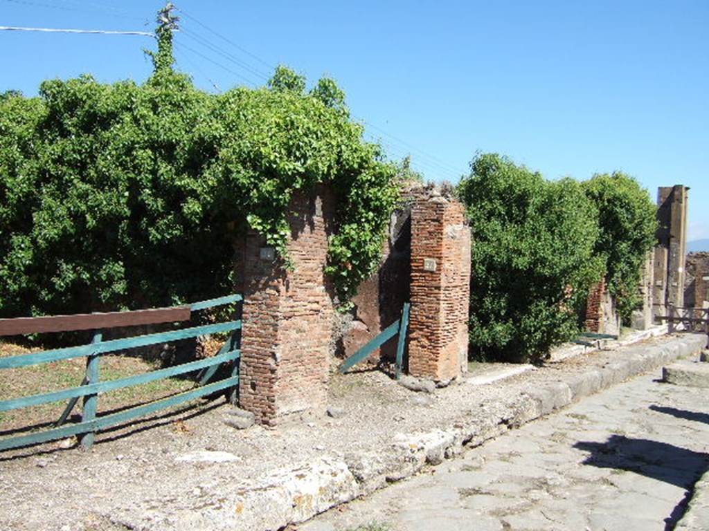 VII.4.26 and VII.4.27. September 2005. Entrance doorway, centre, on north side of Via degli Augustali.