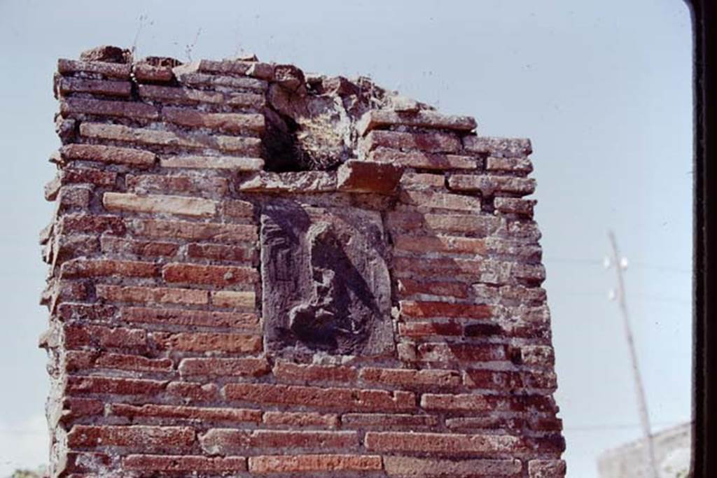 VII.4.27 Pompeii. 1975. Phallus plaque in masonry pilaster between entrance doorways. Photo by Stanley A. Jashemski.   
Source: The Wilhelmina and Stanley A. Jashemski archive in the University of Maryland Library, Special Collections (See collection page) and made available under the Creative Commons Attribution-Non Commercial License v.4. See Licence and use details. J75f0582
