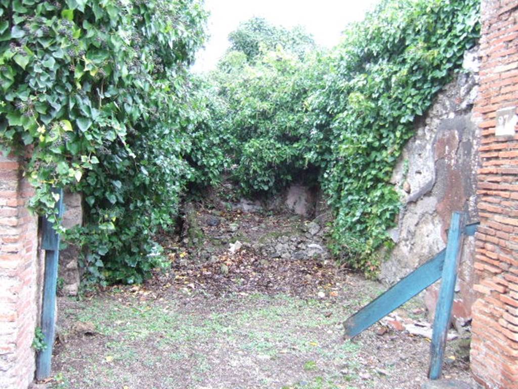 VII.4.27 Pompeii. December 2005. Looking north across small shop.