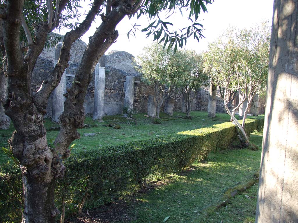 VII.4.31/51 Pompeii. March 2009. Looking north-west across north peristyle garden.