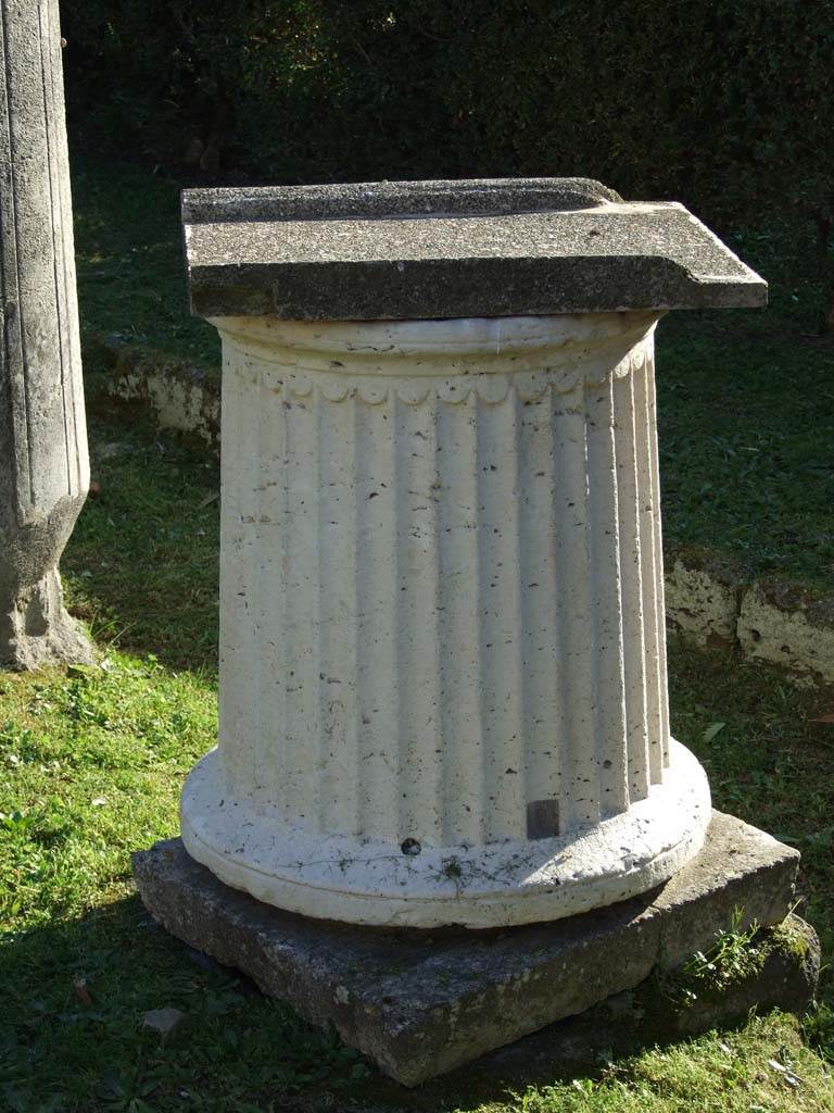 VII.4.31/51 Pompeii. March 2009. North peristyle, east portico, marble puteal.