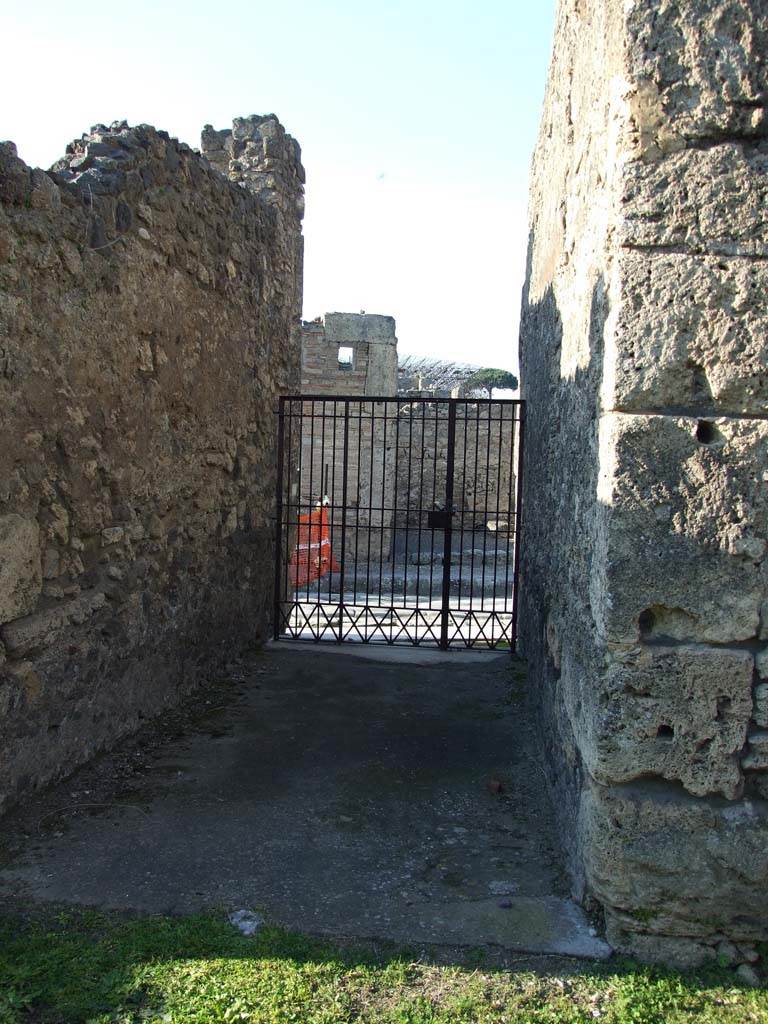 VII.4.31/51 Pompeii. March 2009. Fauces 49.
Looking north to entrance at VII.4.51 on Via della Fortuna.
