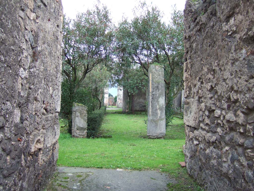 VII.4.31/51 Pompeii. December 2005. Fauces 49. 
Looking south across the north peristyle, towards the main entrance at VII.4.31.
