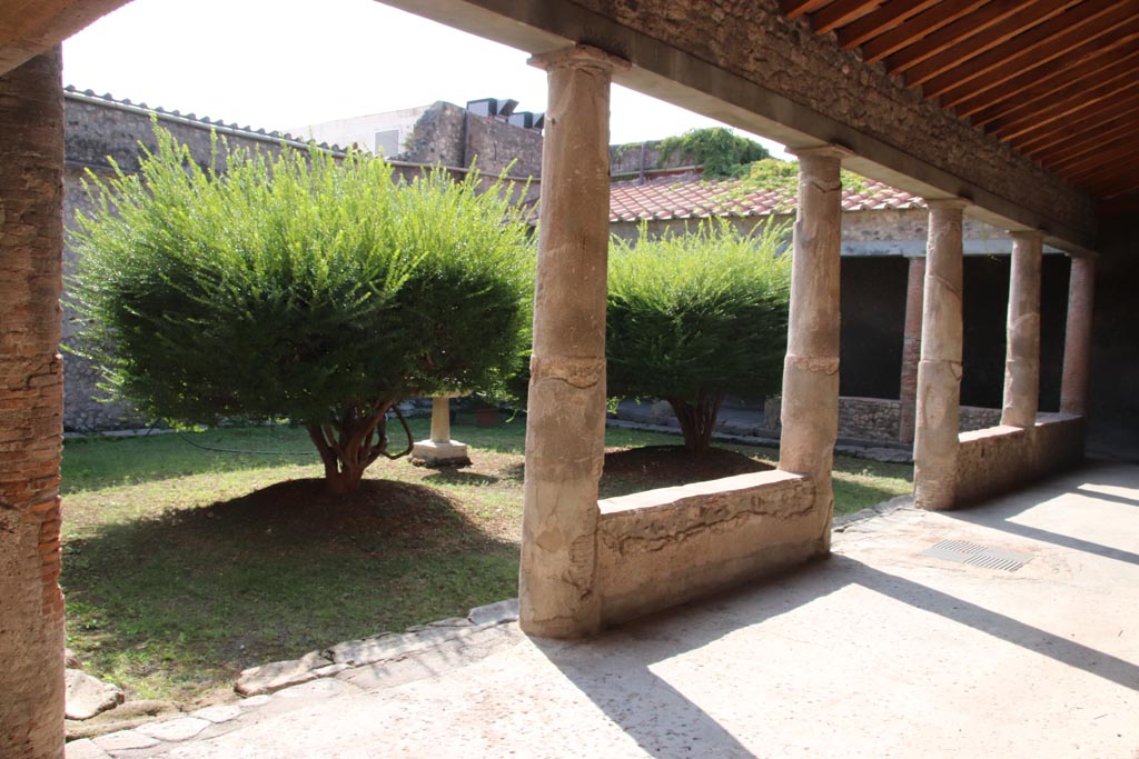 VII.5.24 Pompeii. October 2023. Looking south-west from Courtyard 5. Photo courtesy of Klaus Heese. 