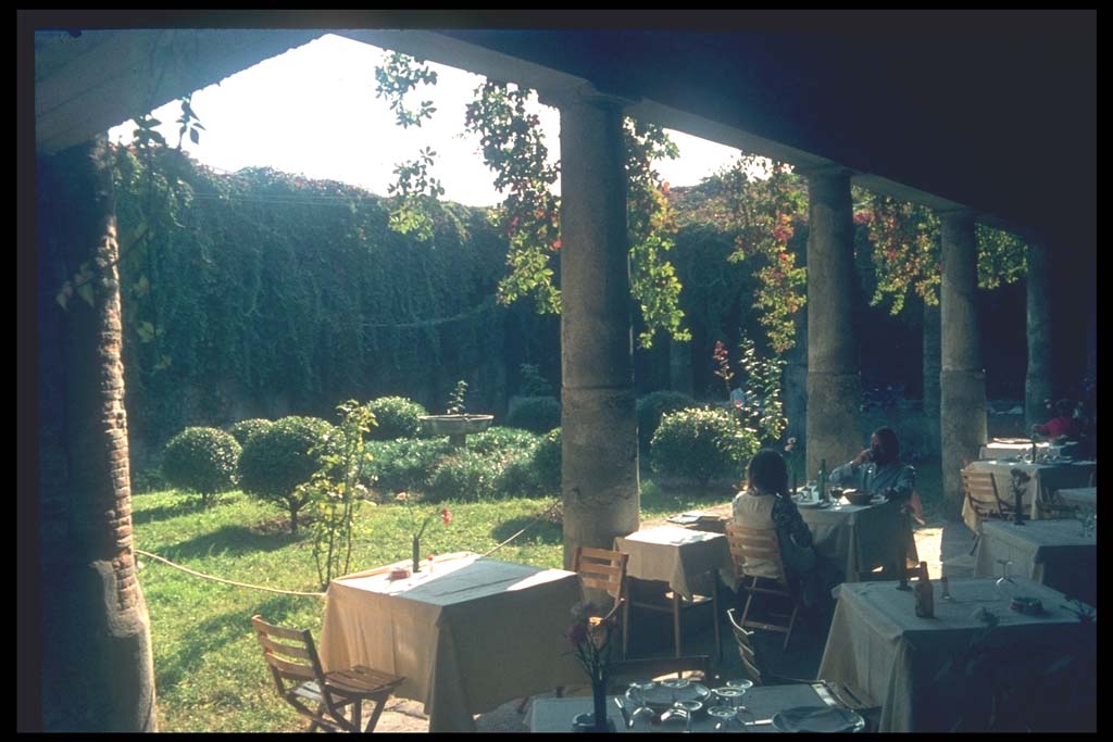 VII.5.24 Pompeii. Looking south-west across courtyard (5) and restaurant in portico (7).
Photographed 1970-79 by Günther Einhorn, picture courtesy of his son Ralf Einhorn.
