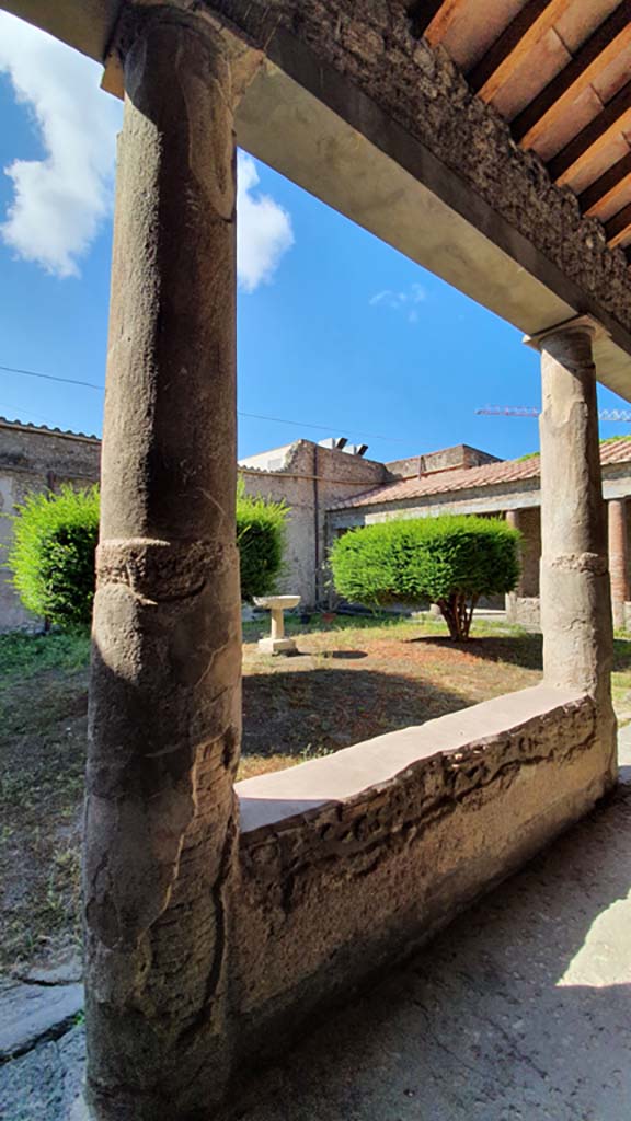 VII.5.24 Pompeii. August 2021. Looking south-west from north portico (7).
Foto Annette Haug, ERC Grant 681269 DÉCOR.
