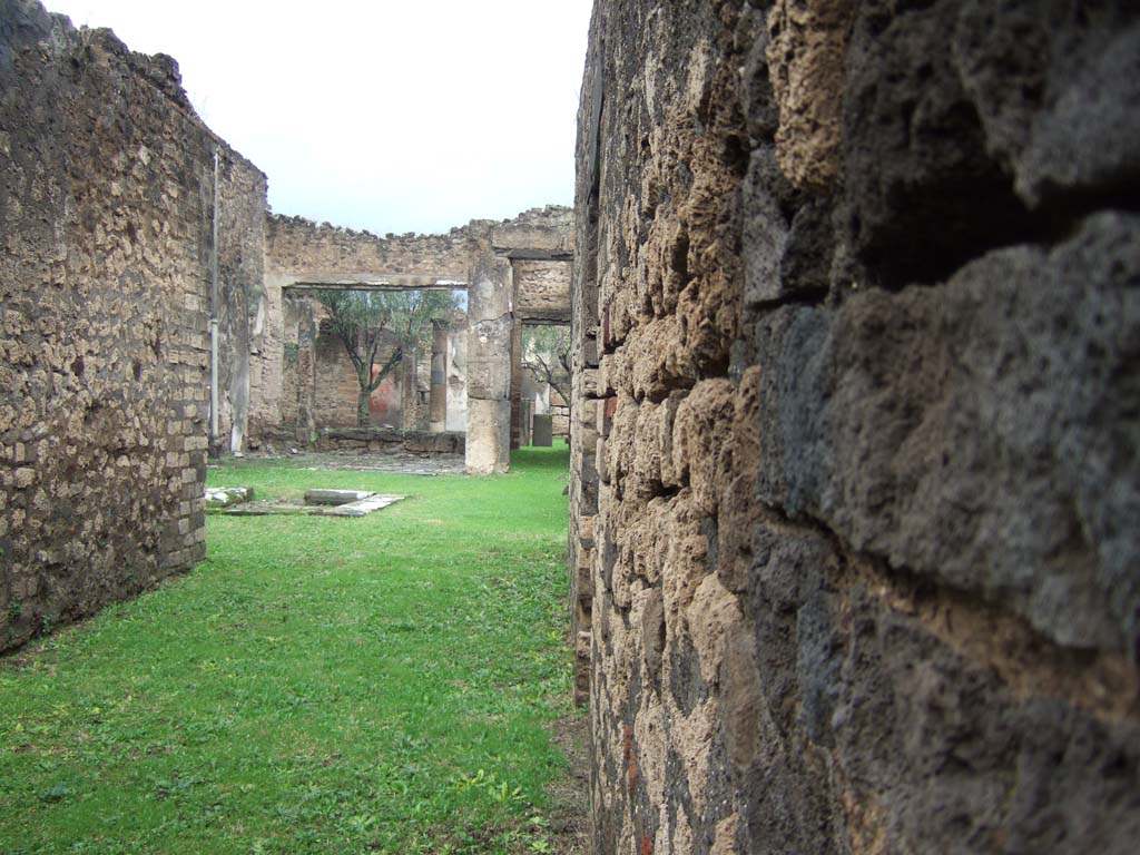 VII.7.2 Pompeii. December 2005. Looking north from entrance towards impluvium “g” in atrium.