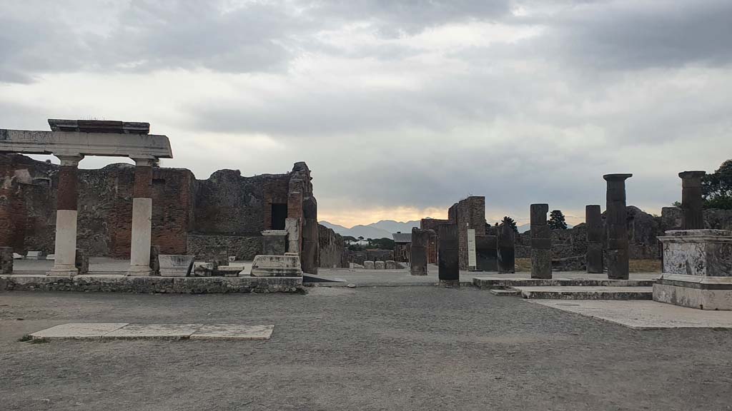 VII.8 Pompeii Forum. August 2021. Looking towards east side with entrance/exit to Via dell’Abbondanza, in centre.
Foto Annette Haug, ERC Grant 681269 DÉCOR.

