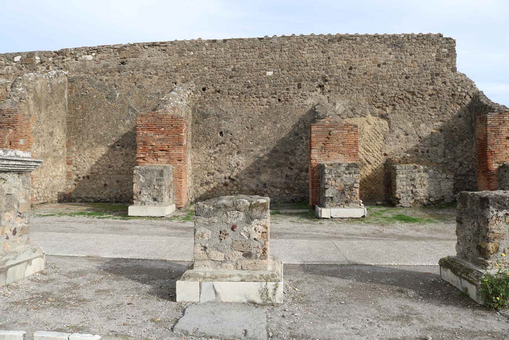 VII.8.00, Pompeii Forum. December 2108.  
Looking east towards VII.9.6, on left, VII.9.5 in centre, and altar at VII.9.4, on right, behind statue bases in north-east corner.
Photo courtesy of Aude Durand.
