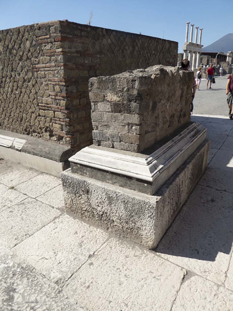 VII.8 Pompeii. South side of forum. September 2018. 
Looking north towards statue bases in south-west corner. 
Foto Annette Haug, ERC Grant 681269 DÉCOR.
