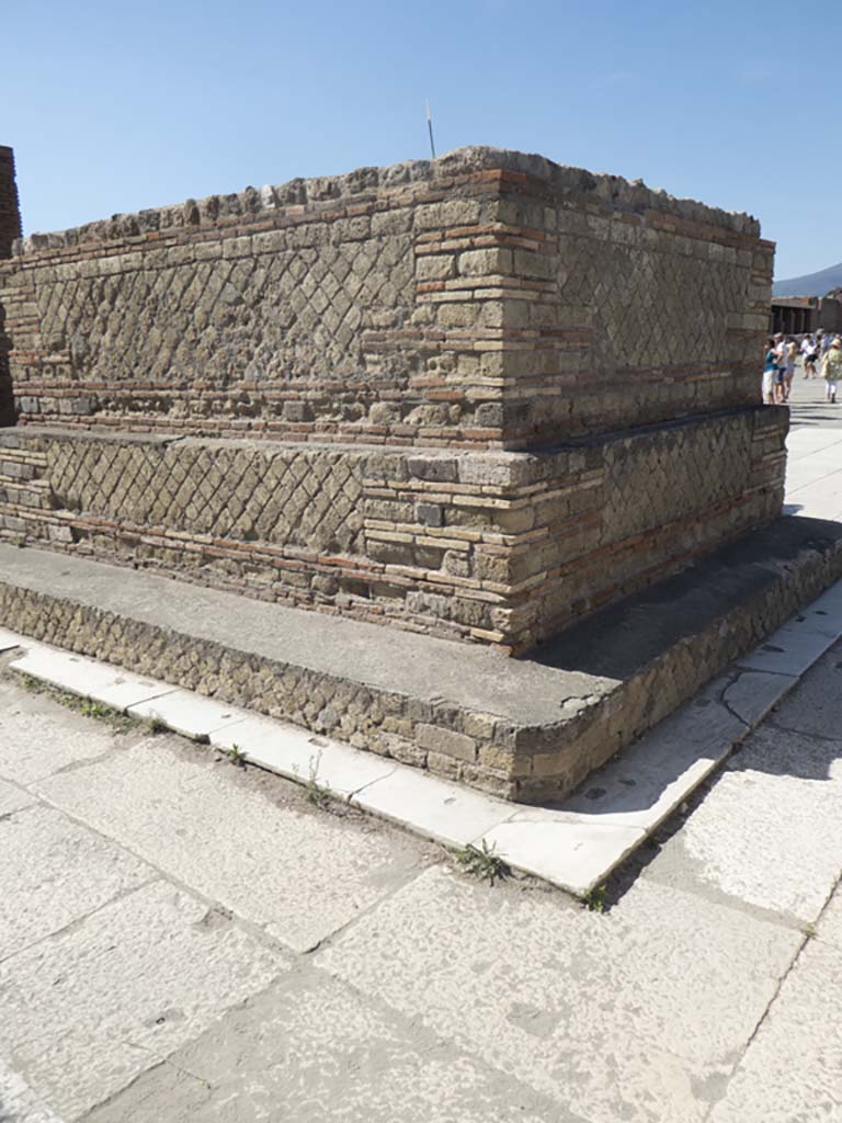 VII.8 Pompeii. South side of forum. September 2018. 
Looking north-west to statue base on east side of centre towards south-east corner. 
Foto Annette Haug, ERC Grant 681269 DÉCOR.

