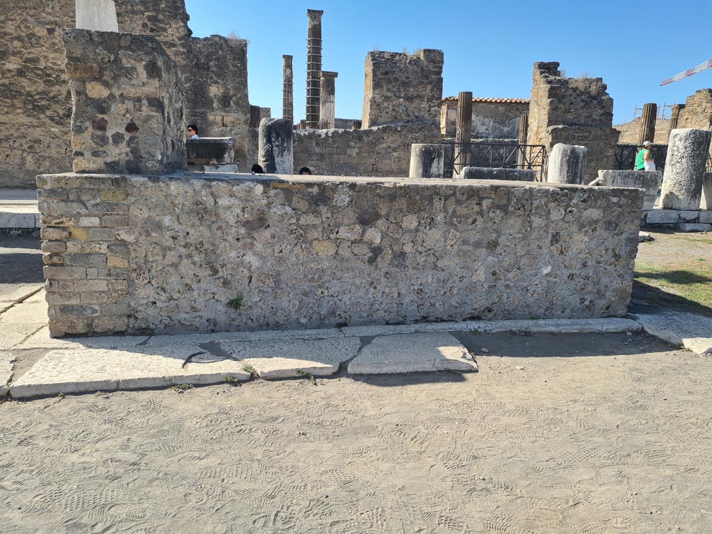 VII.8 Pompeii Forum. October 2023. 
Looking west towards east side of base with remaining letter Q, still visible. Photo courtesy of Klaus Heese.
