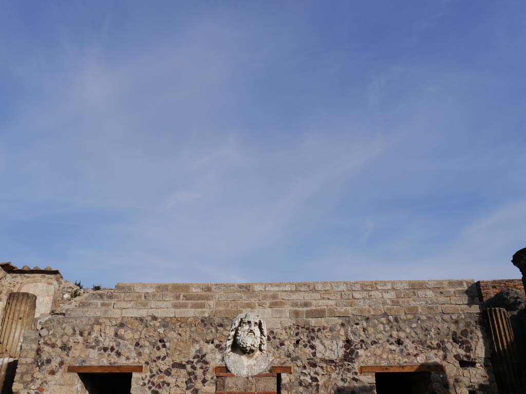 VII.8.01 Pompeii. March 2019. North wall of Temple, with head of Jupiter/Giove.
Foto Anne Kleineberg, ERC Grant 681269 DÉCOR.

