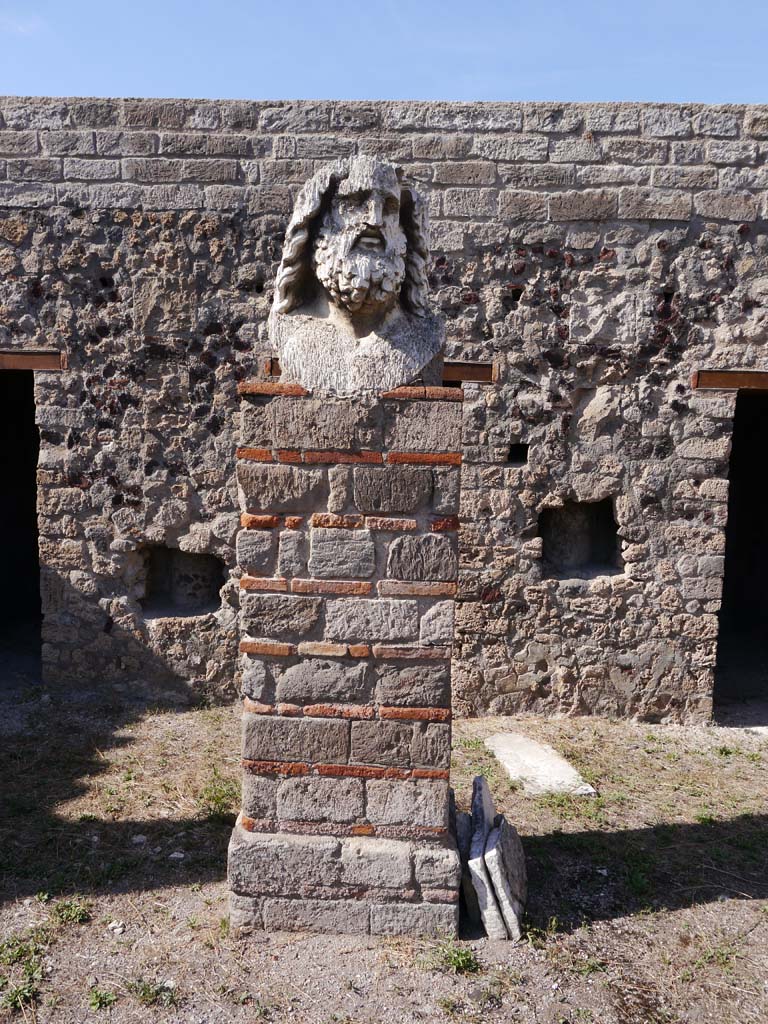 VII.8.01 Pompeii. September 2018. Head of Jupiter/Giove.
Foto Anne Kleineberg, ERC Grant 681269 DÉCOR.
