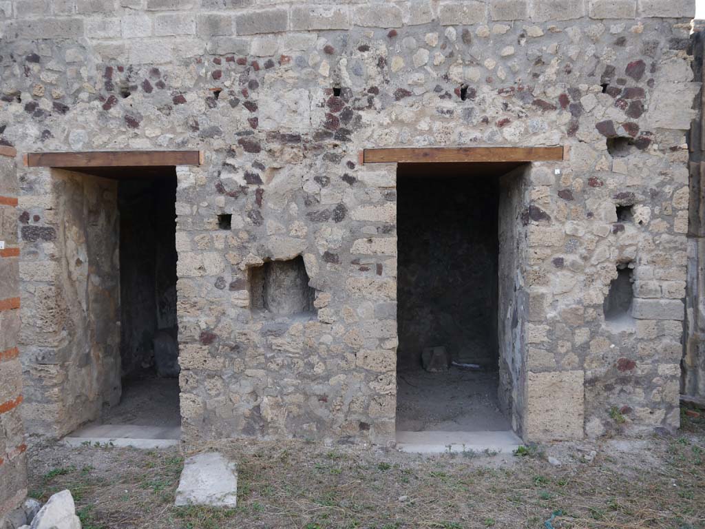 VII.8.01 Pompeii. September 2018. Looking towards north wall with doorways in centre and east end.
Foto Anne Kleineberg, ERC Grant 681269 DÉCOR.
