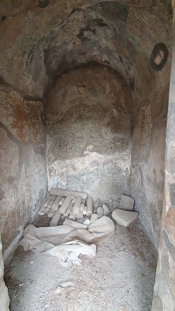 VII.8.1 Pompeii. August 2021. 
Looking north through doorway of central room against north wall.
Foto Annette Haug, ERC Grant 681269 DÉCOR.
